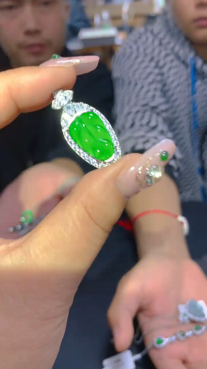 【闪购商品】翡翠吊坠(赠链)未镶嵌0413854184多样性发其一