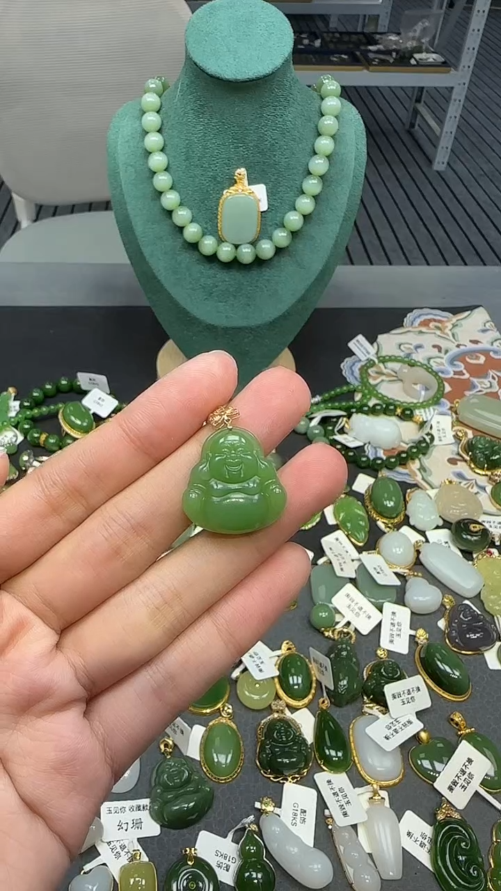 18K金镶嵌和田玉挂件1