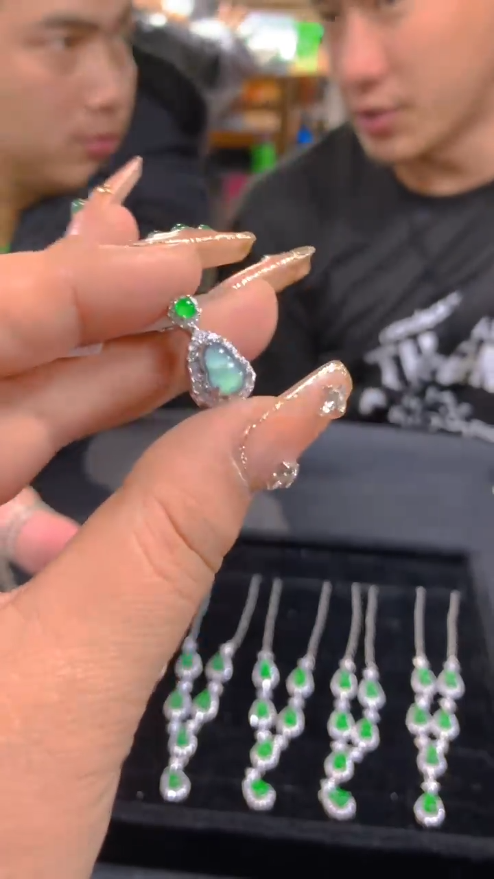 【闪购商品】翡翠吊坠(赠链)未镶嵌0917523431多样性发其一