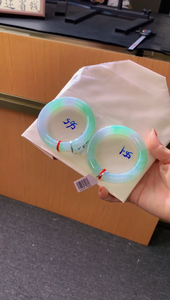 未镶嵌手镯翡翠- 圈口 55全款35万 定金2万（一只17万）