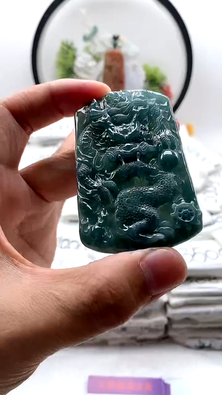 翡翠未镶嵌颈饰龙牌