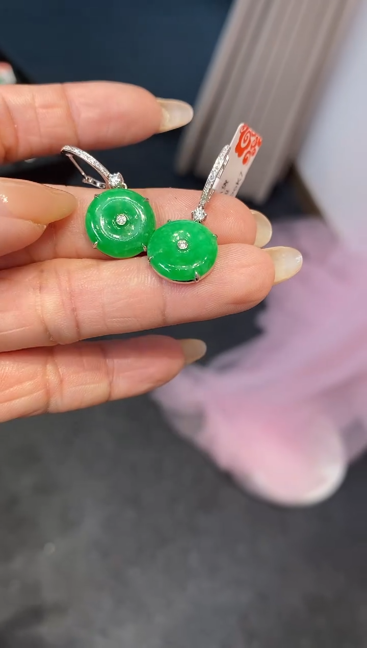 18K金镶嵌翡翠耳饰耳包