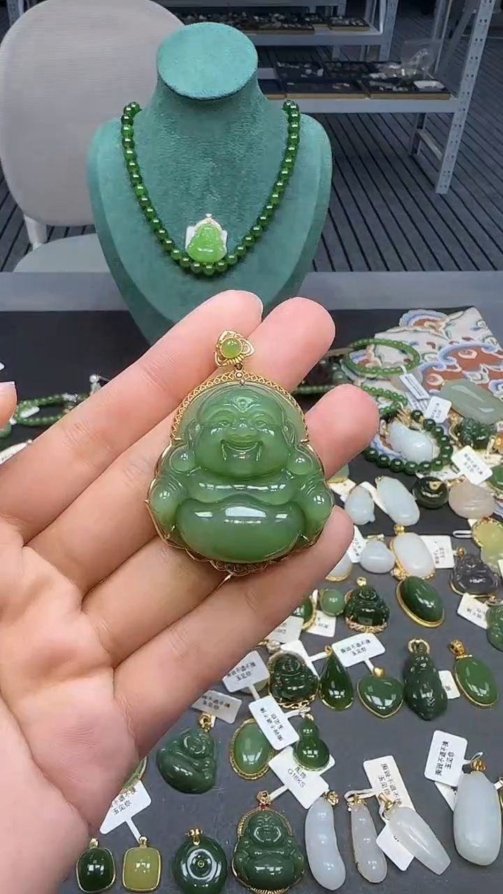 18K金镶嵌和田玉挂件1