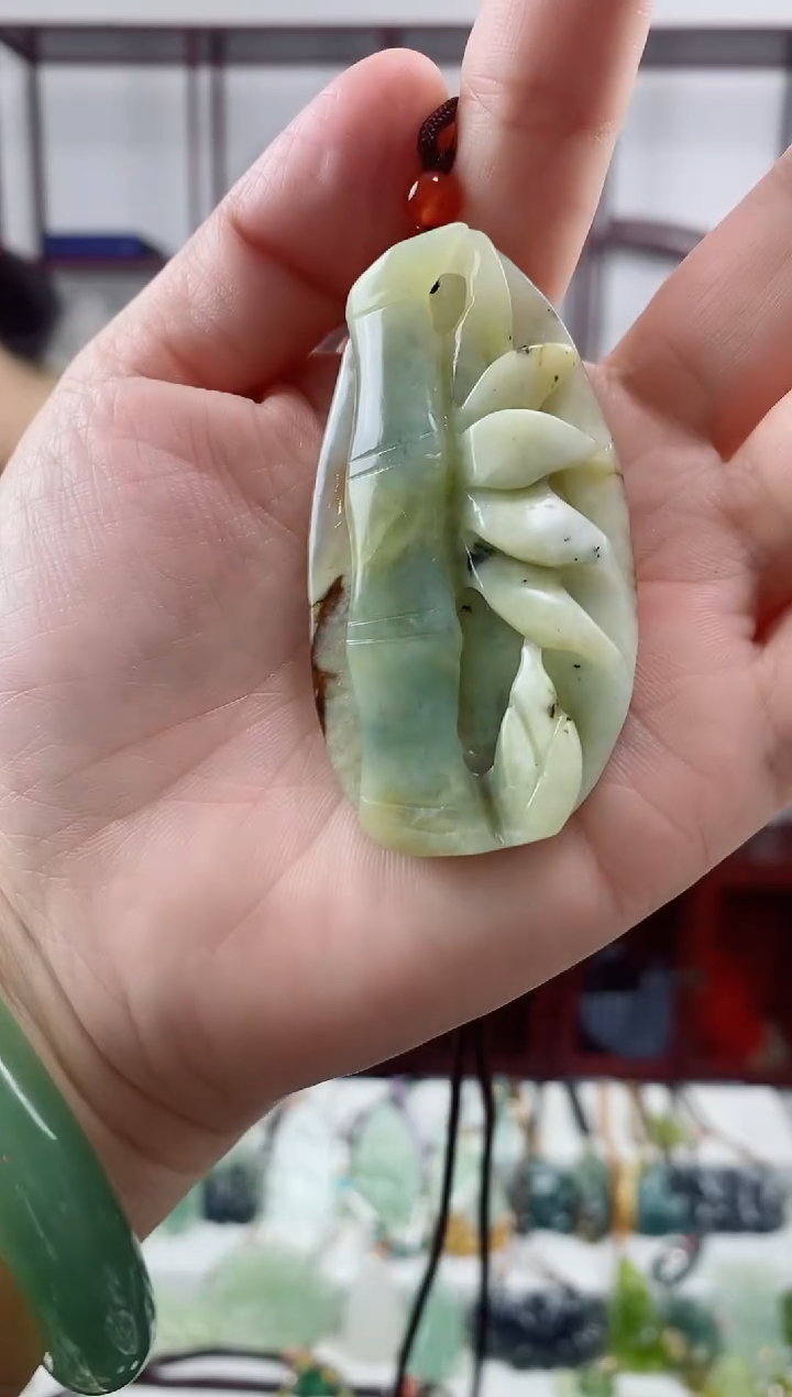 未镶嵌岫玉颈饰竹节