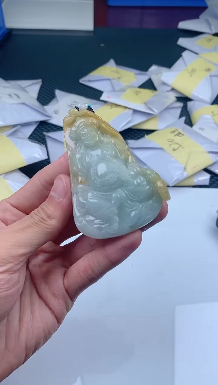 翡翠未镶嵌颈饰         