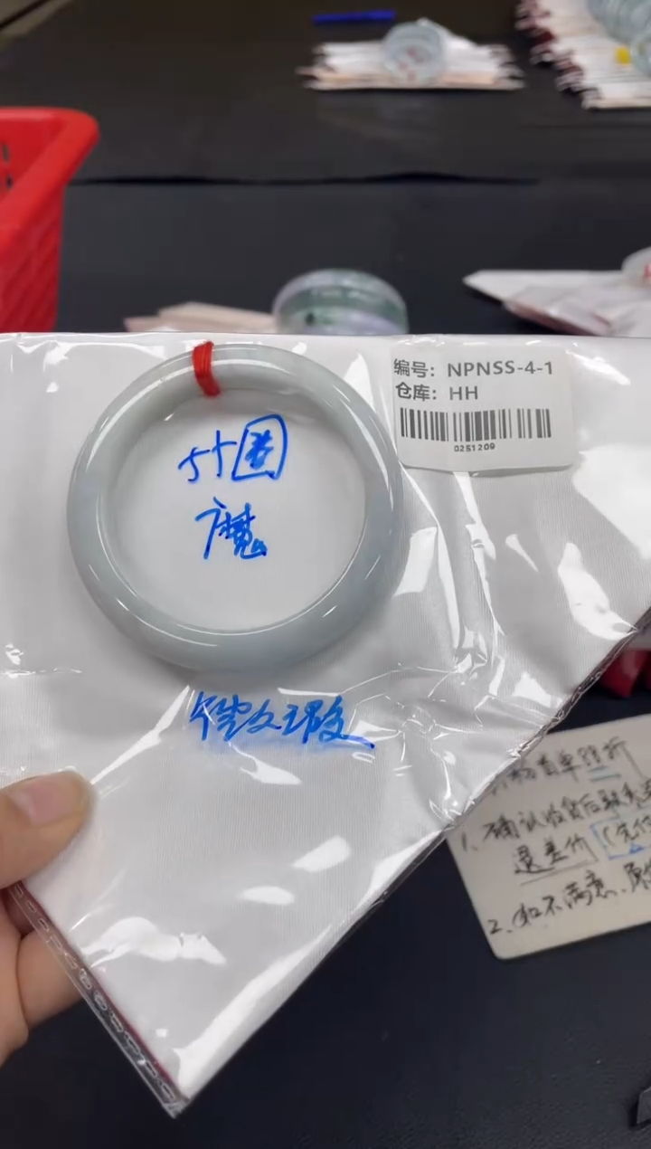 未镶嵌手镯翡翠吸****️翡翠手镯
