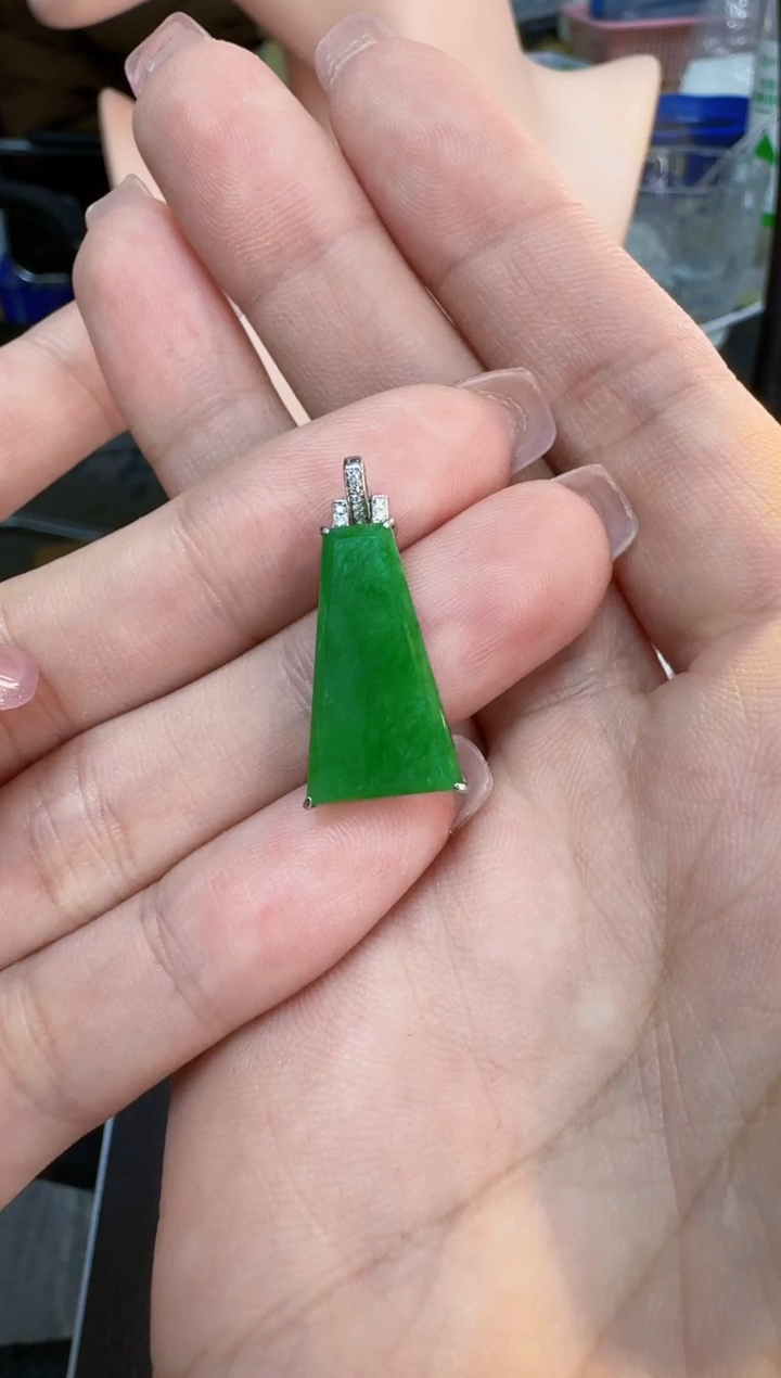 【闪购商品】翡翠颈饰18K金镶嵌缅甸翡翠A货吊坠