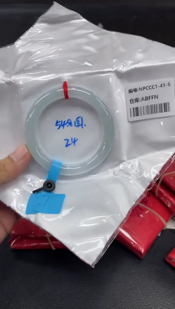 翡翠手镯未镶嵌翡翠手镯