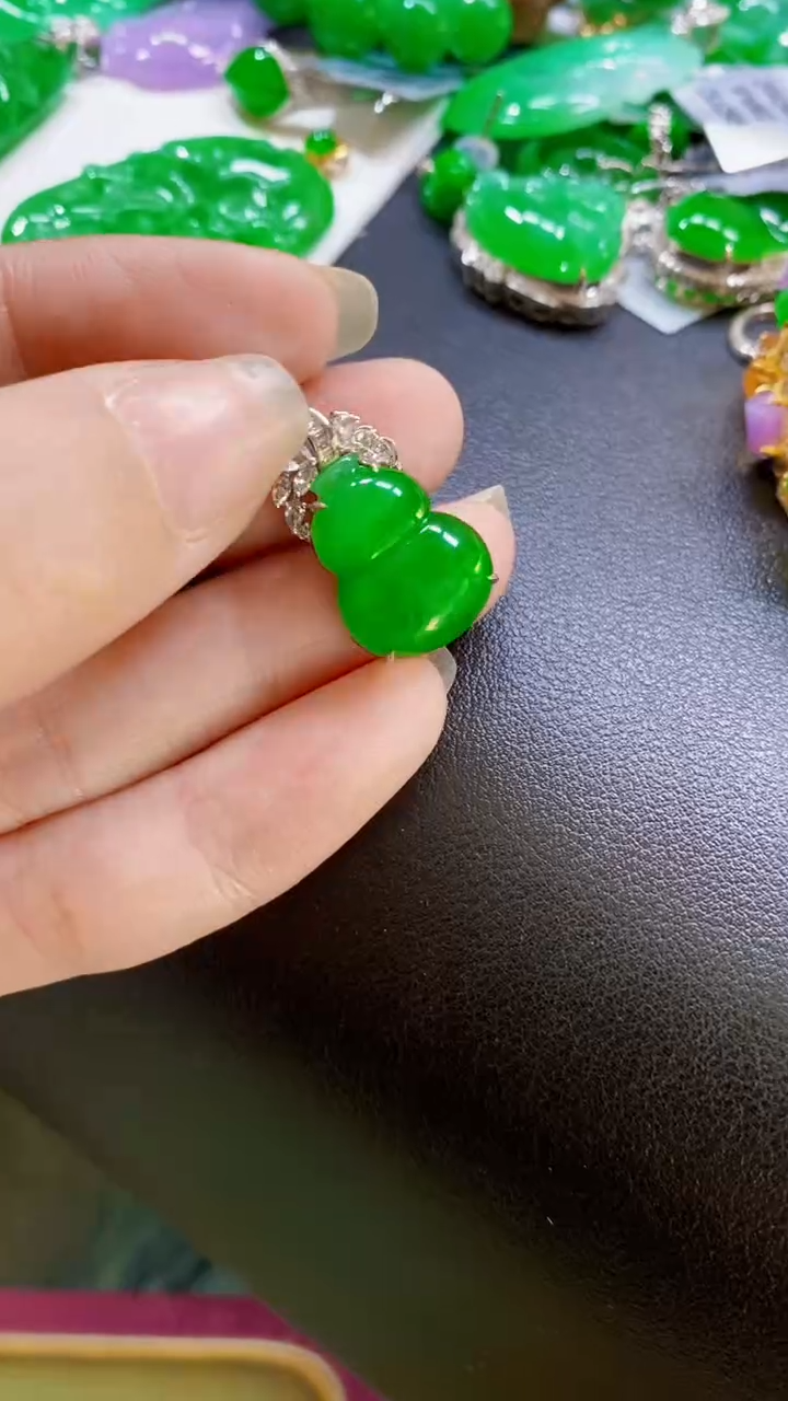 颈饰18K金镶嵌翡翠葫芦