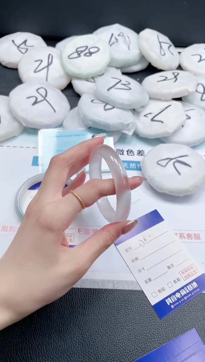 【闪购商品】石英质玉手镯未镶嵌14J178-56