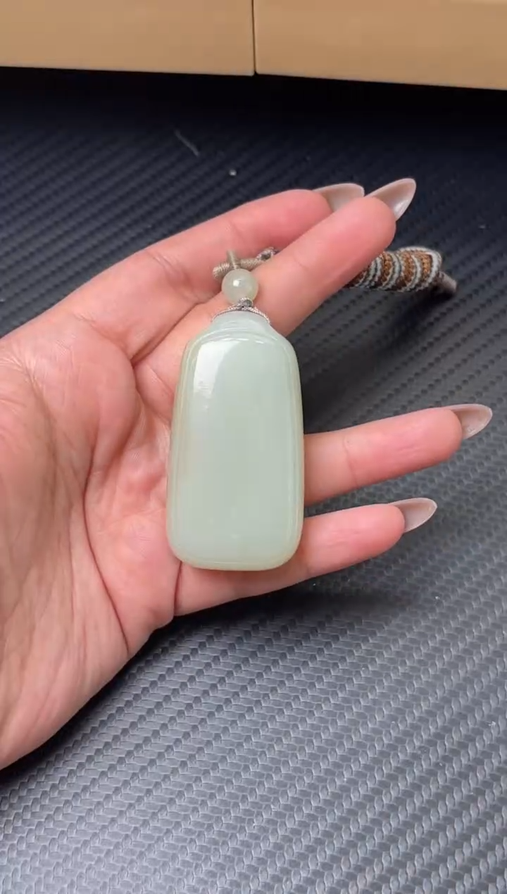 吊坠(赠链)未镶嵌和田玉s****7且末迪克兰二细微色差吊坠