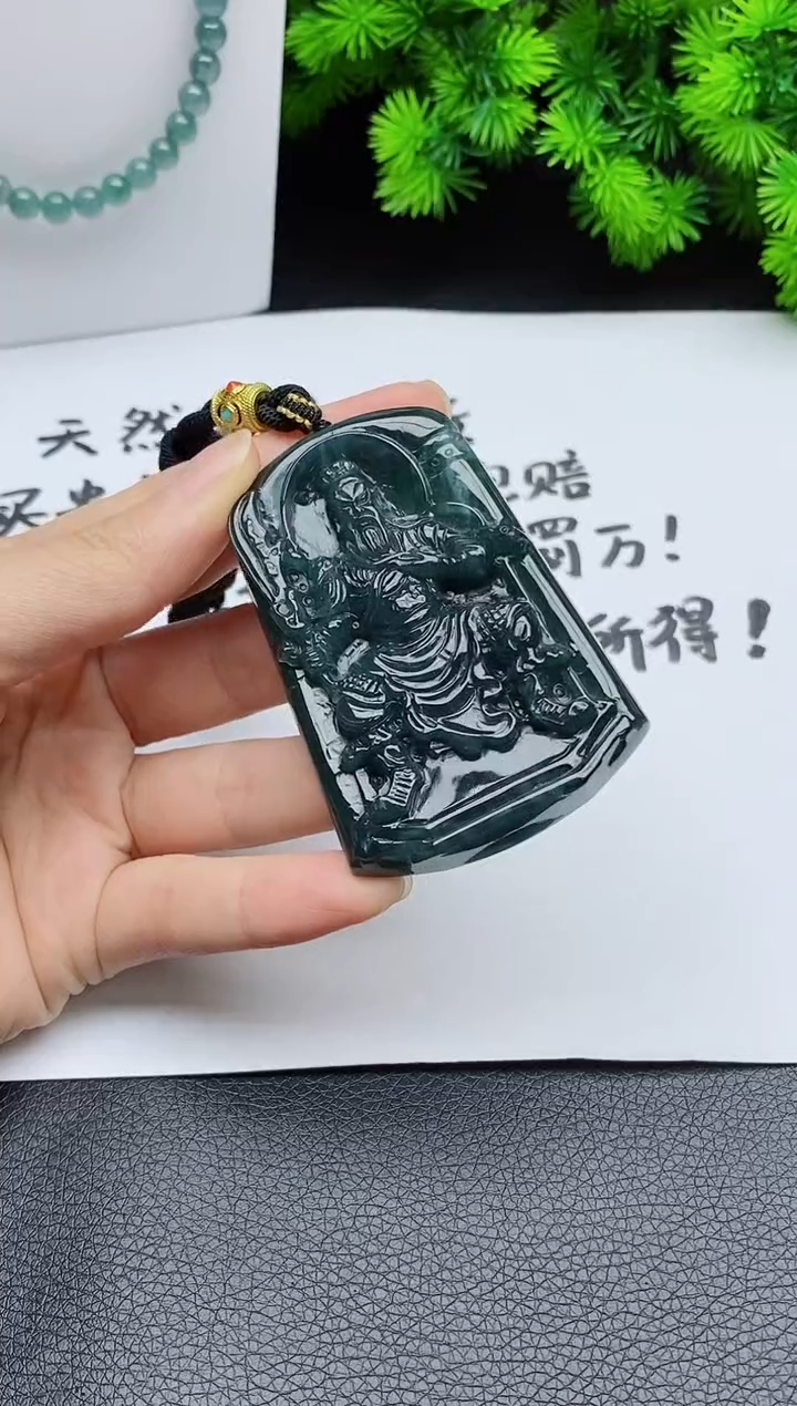 翡翠未镶嵌颈饰 