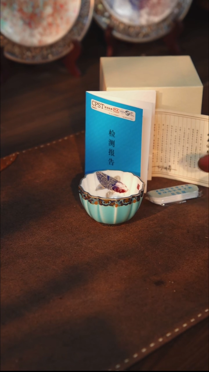 瓷瓷鎏银内绘锦鲤葵口杯