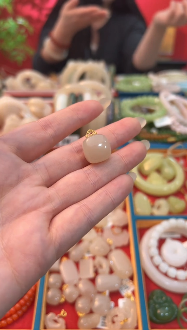 【闪购商品】和田玉吊坠18K金镶嵌红藕粉方糖