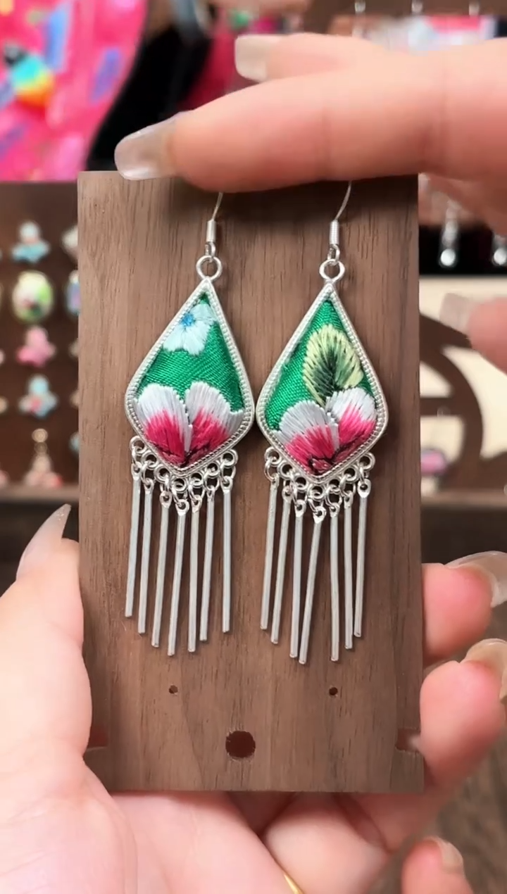 织绣非遗彩云南阁老绣饰品031