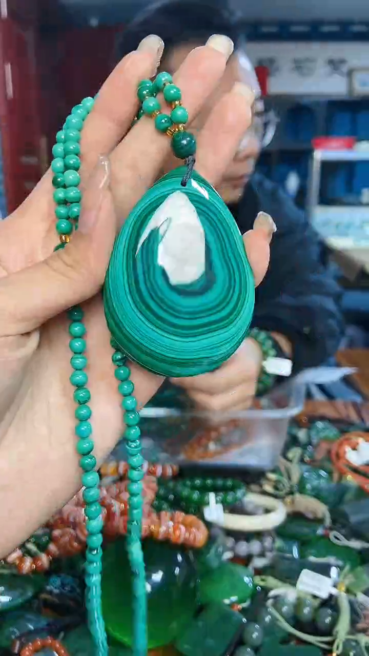 未镶嵌孔雀石颈饰1