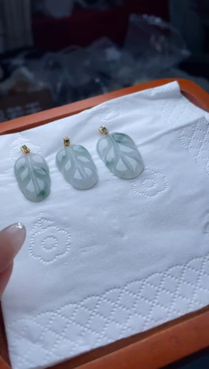 吊坠(不含链)18K金镶嵌翡翠冰飘花叶子多样性