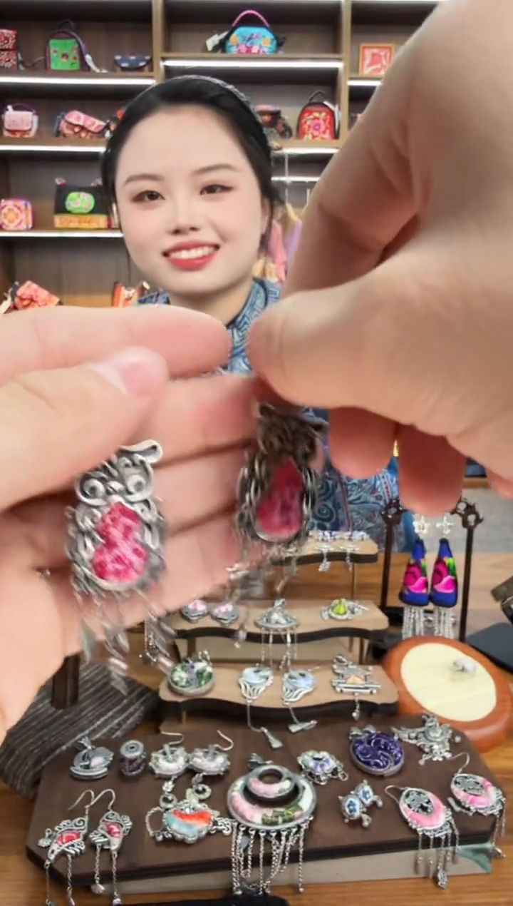 【闪购商品】织绣150蒙阿苏苗绣传承