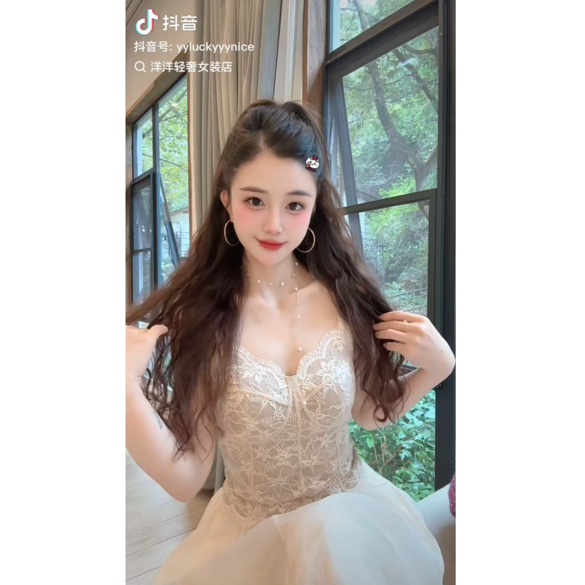 洋洋优选-百搭新品自带杯垫立体蕾丝一体绒小V领内搭美背女YY6100