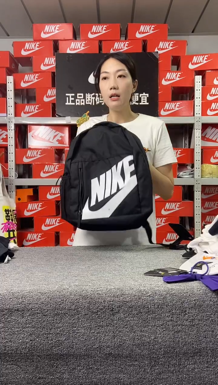 黑色书包  瑕疵直播间过款 尺码