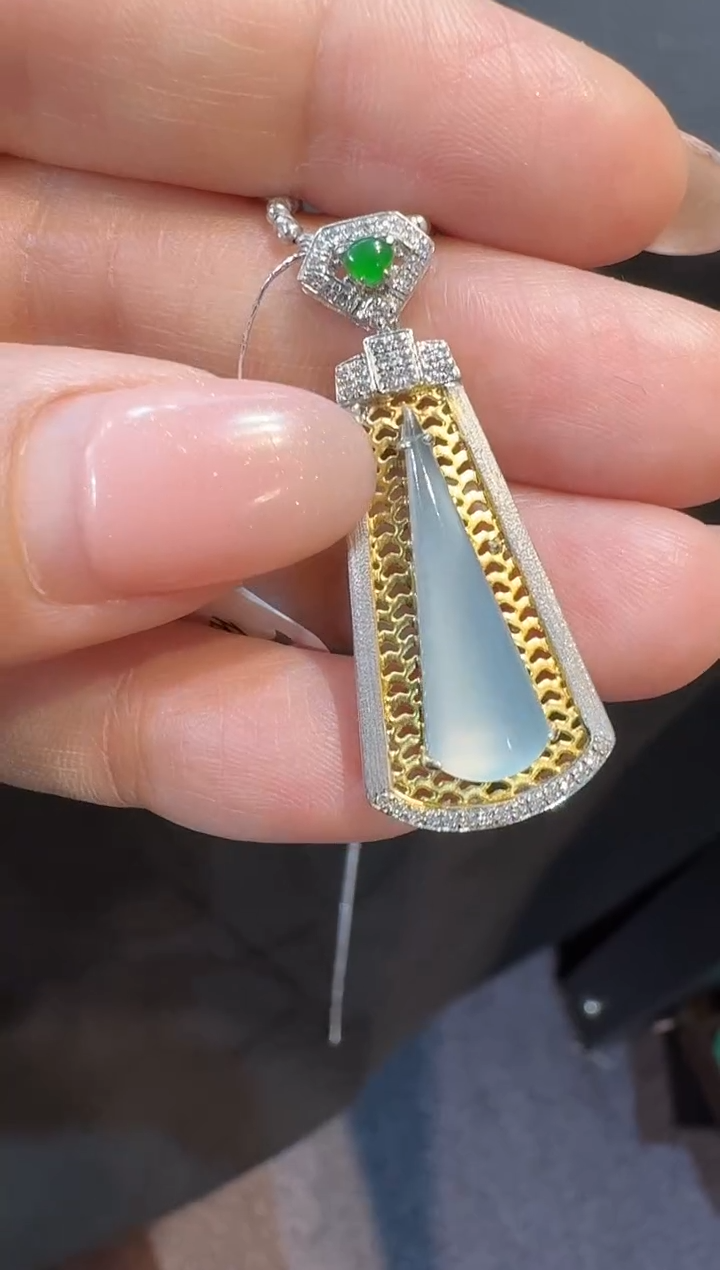 【闪购商品】翡翠吊坠(不含链)18K金镶嵌吊坠