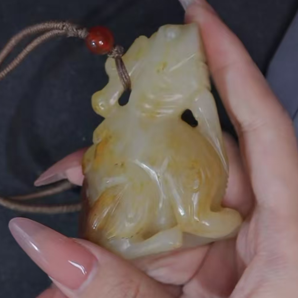 明代和田玉望天吼把件