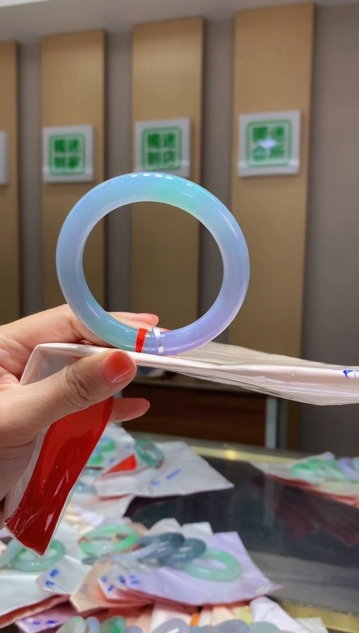 翡翠手镯未镶嵌- C82圈口54.4