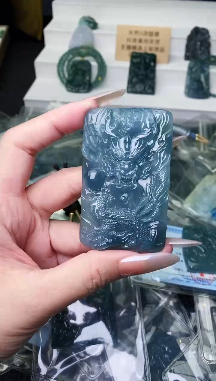 颈饰未镶嵌翡翠 