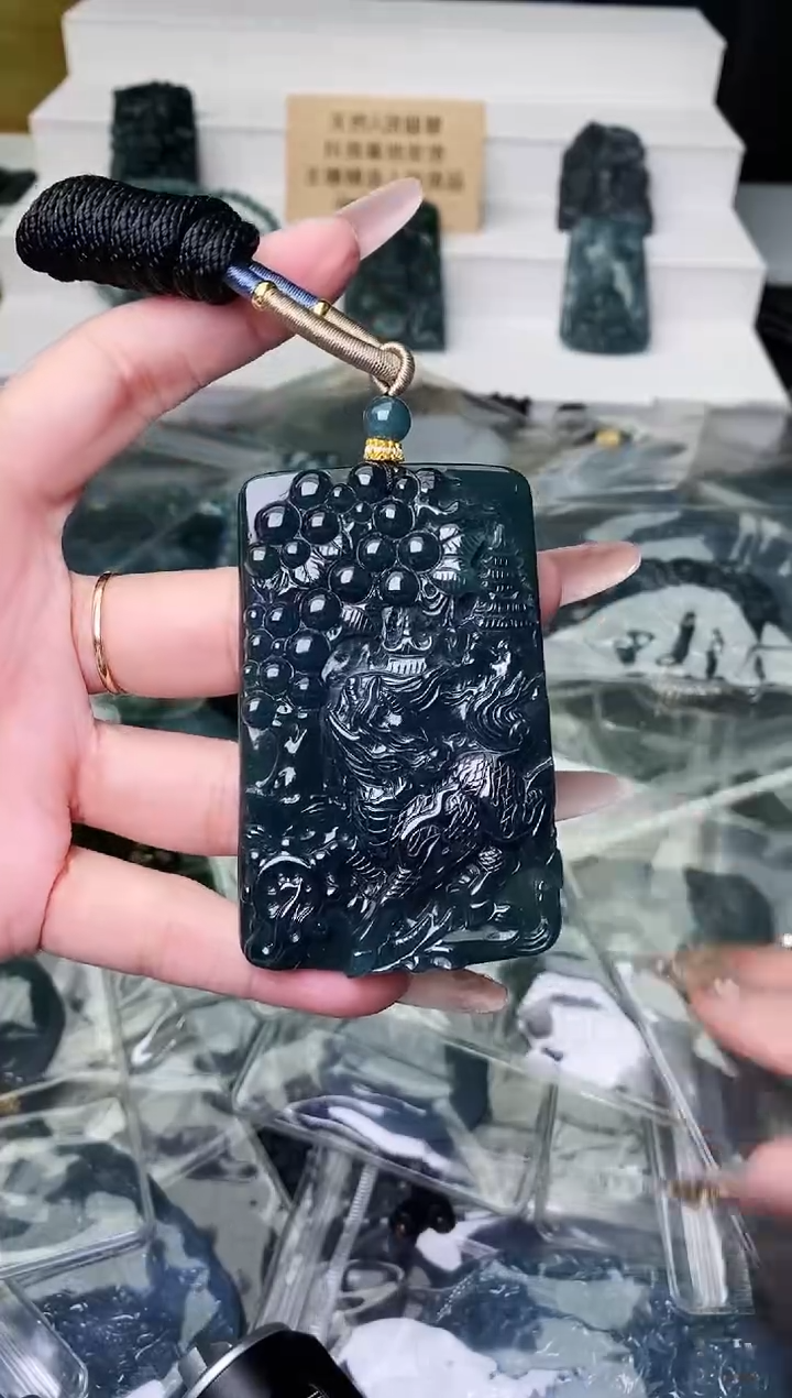 颈饰未镶嵌翡翠 