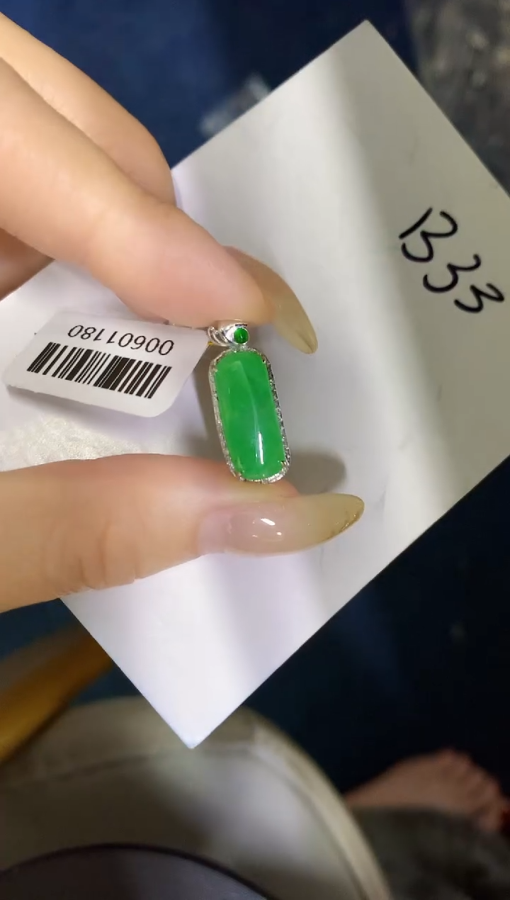 翡翠18K金镶嵌颈饰缅甸天然翡翠A货