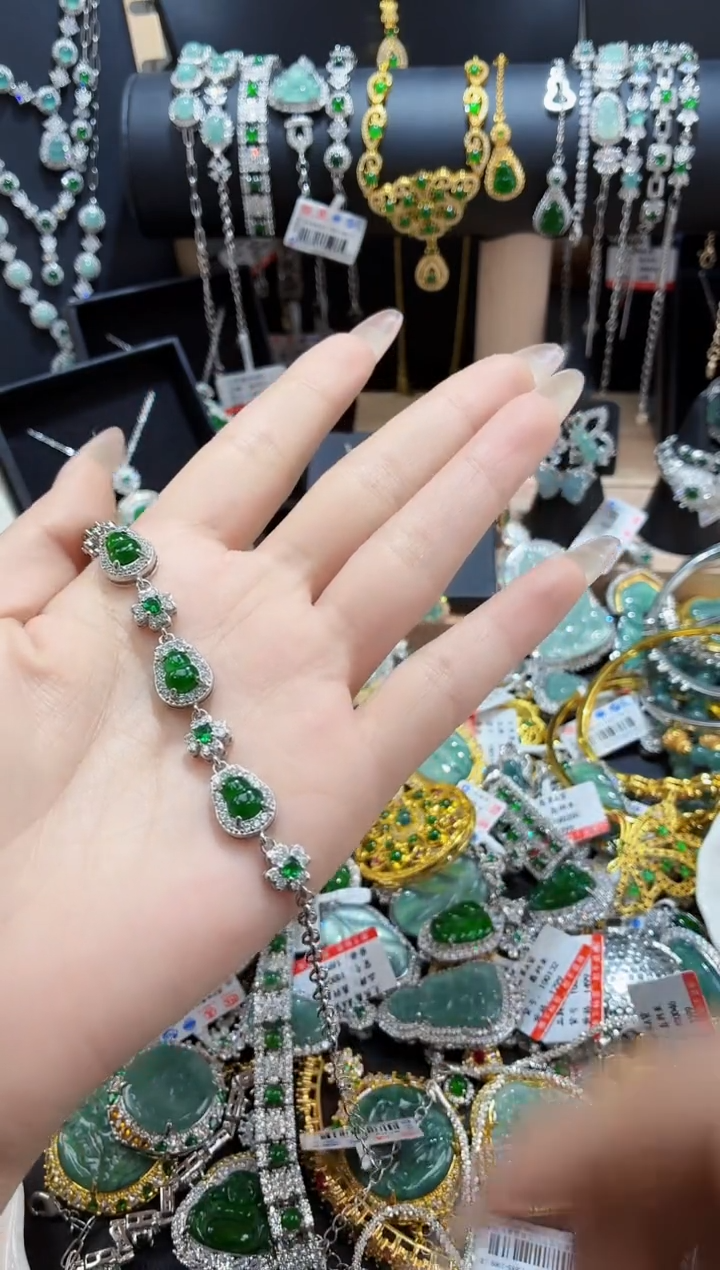 翡翠未镶嵌颈饰天然翡翠a货 多样性发其一