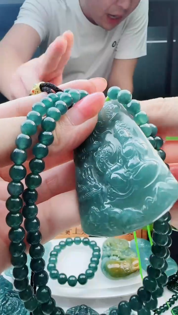 翡翠未镶嵌颈饰多样性发货其中一件