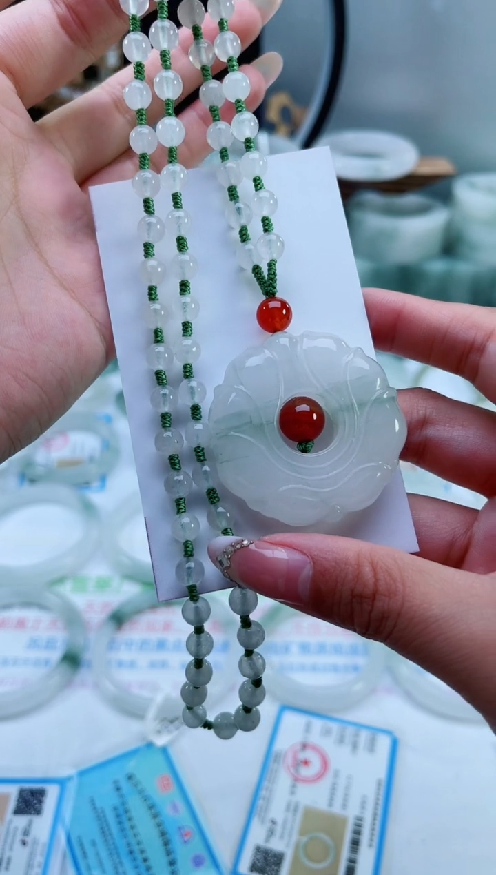 未镶嵌手镯石英质玉（天山翠）莲花