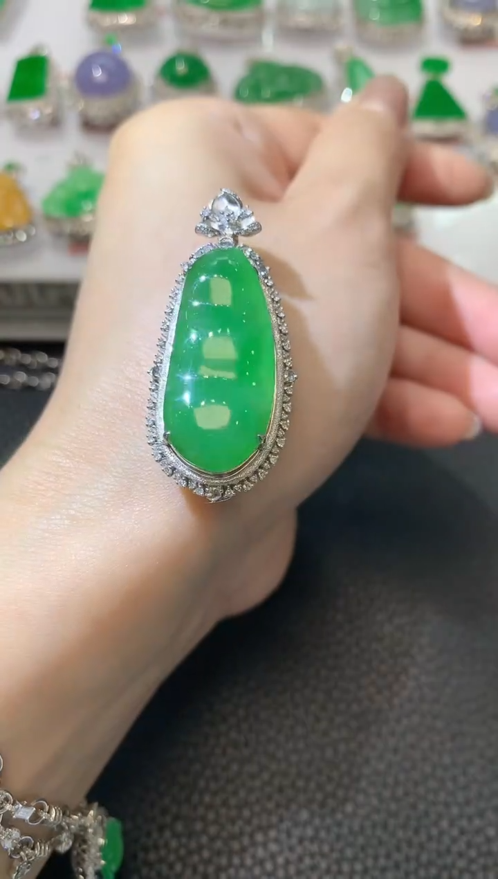 【闪购商品】翡翠吊坠(不含链)18K金镶嵌A92