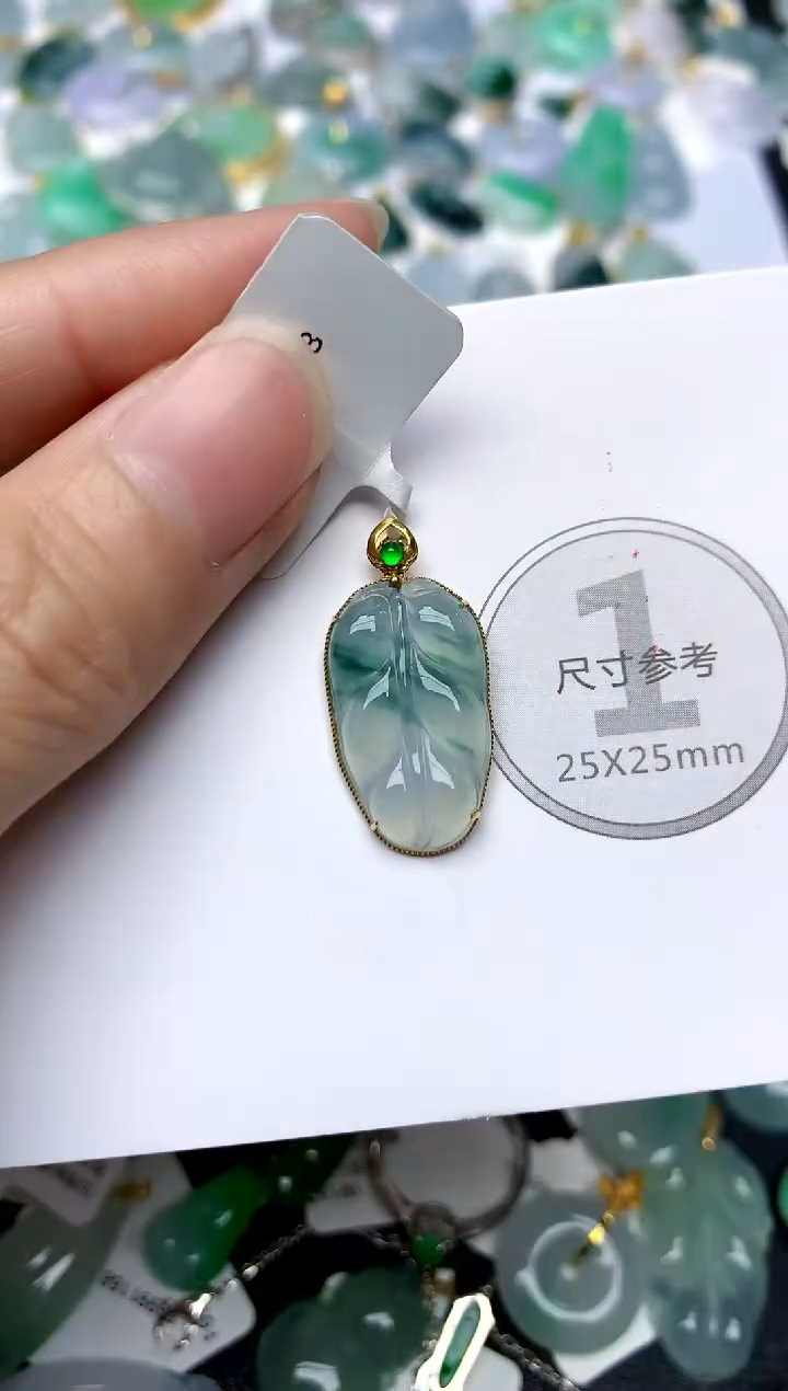 颈饰18K金镶嵌翡翠天然A货翡翠