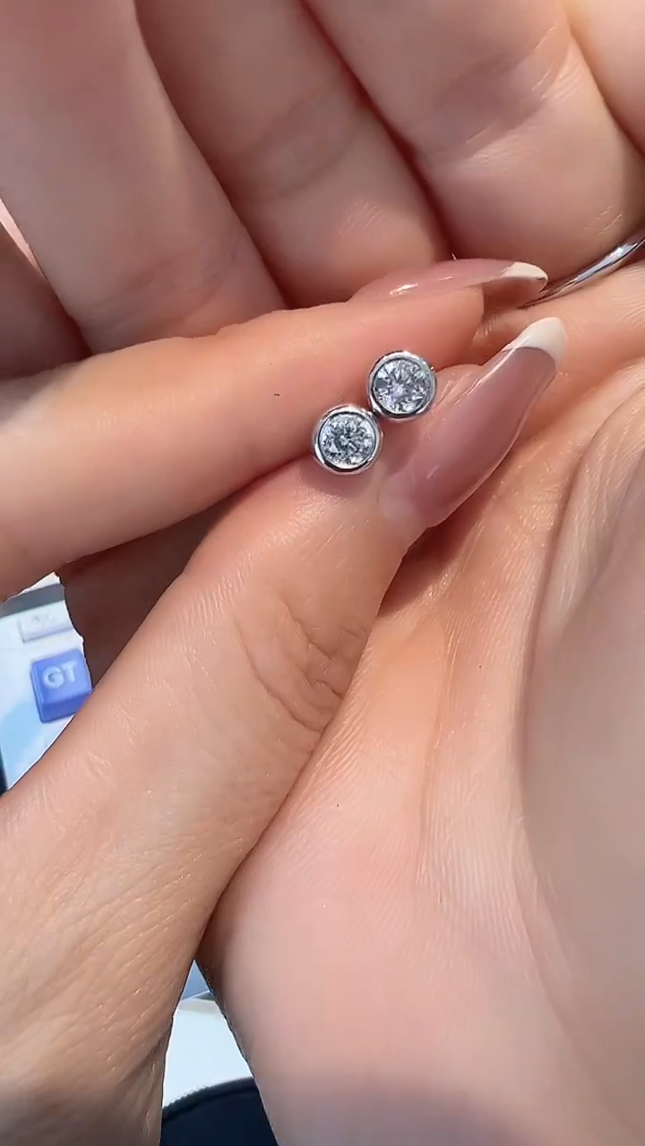 耳钉18K金镶嵌钻石60分耳钉