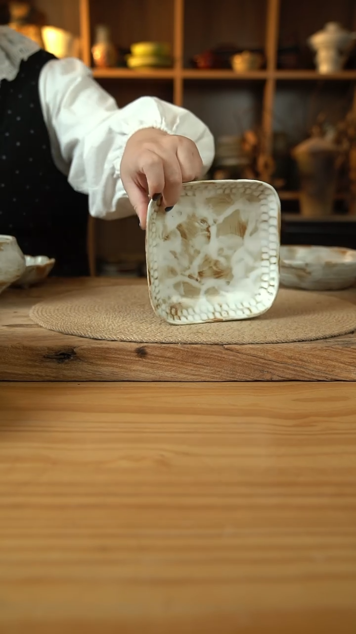 粉影系列的6英寸四方卷边碟1个