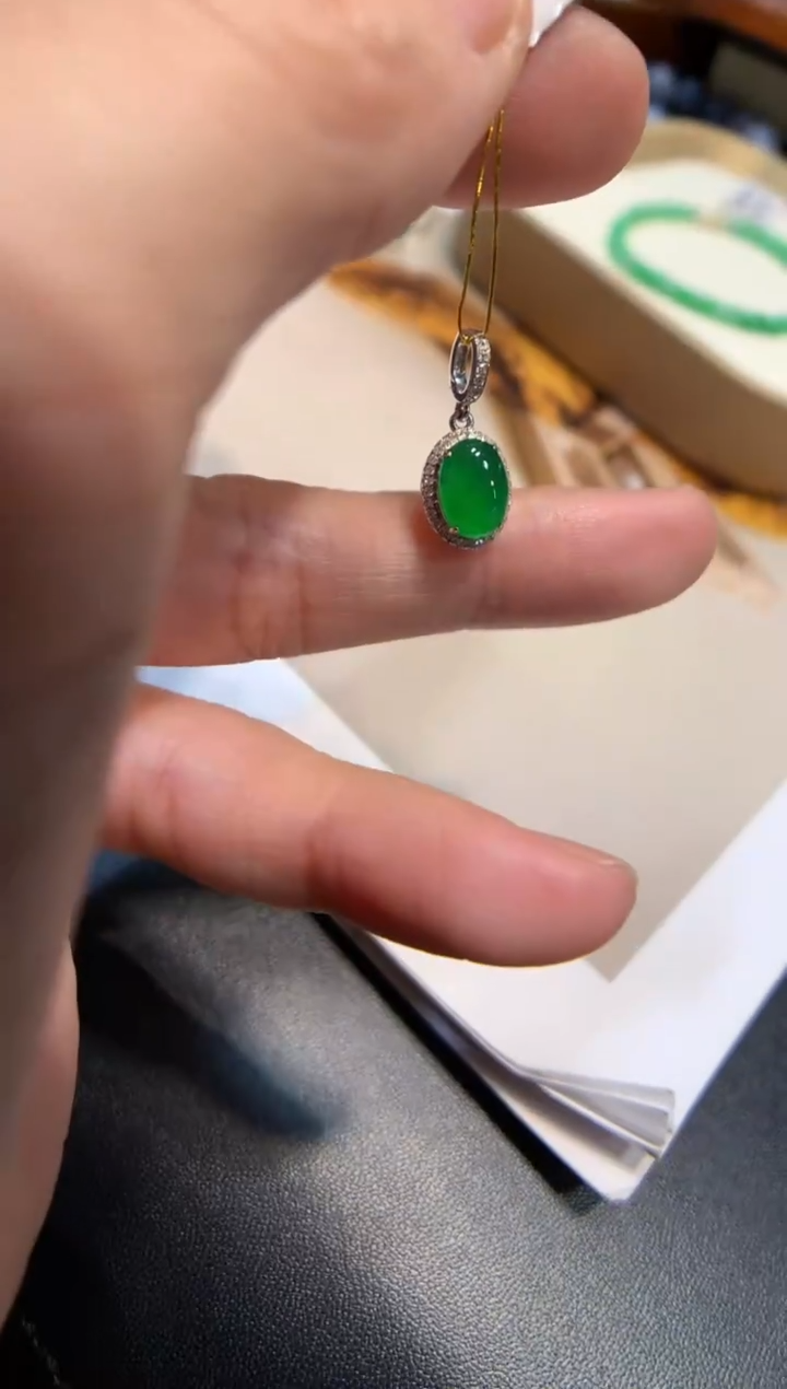 颈饰18K金镶嵌翡翠蛋面