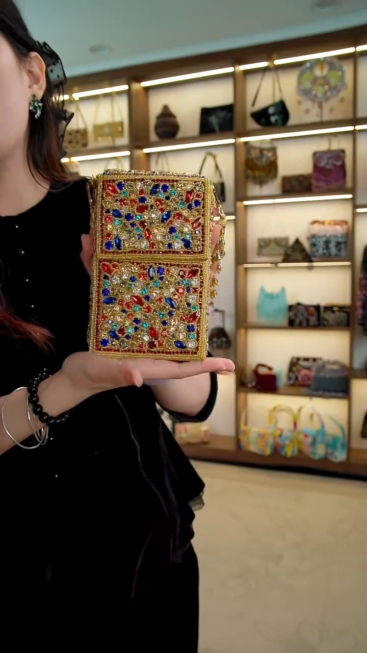 织物10百格汇手工串珠包