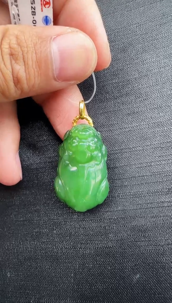 和田玉18K金镶嵌颈饰貔貅