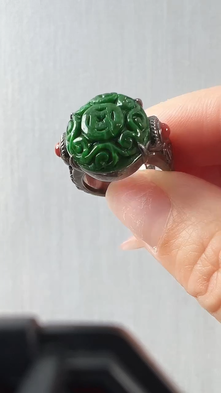 颈饰未镶嵌翡翠戒指