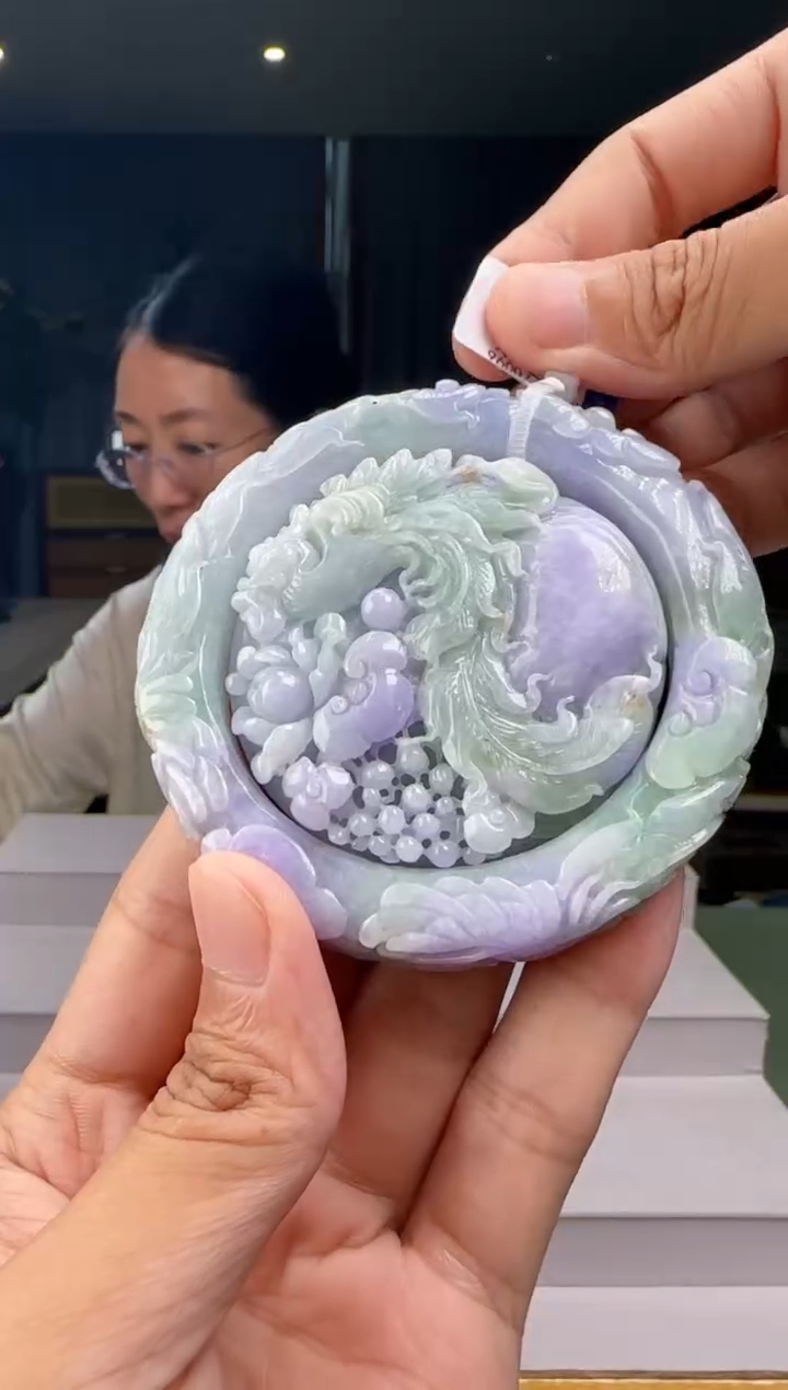 翡翠未镶嵌颈饰配底座DR@@960Q7J04720