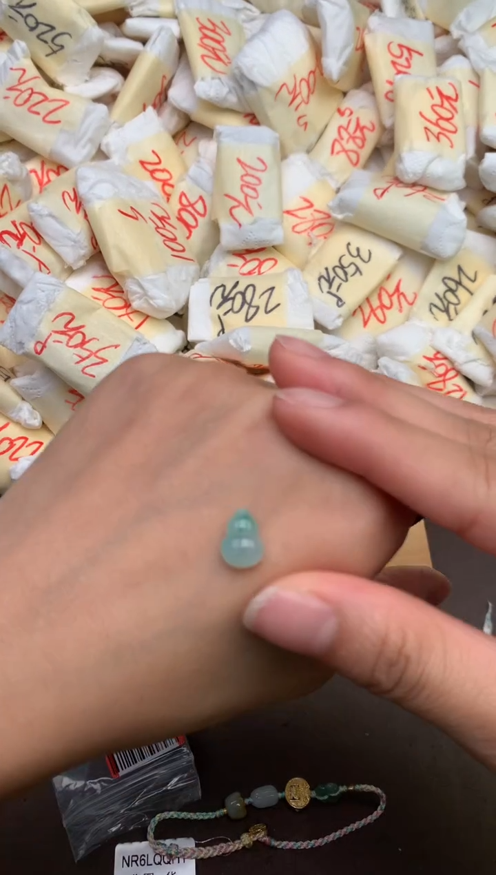 翡翠挂件未镶嵌— 