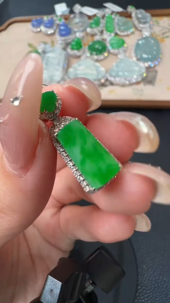 【闪购商品】翡翠吊坠(不含链)18K金镶嵌55