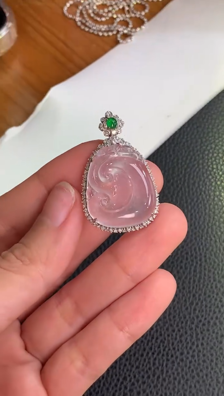 翡翠18K金镶嵌颈饰如意