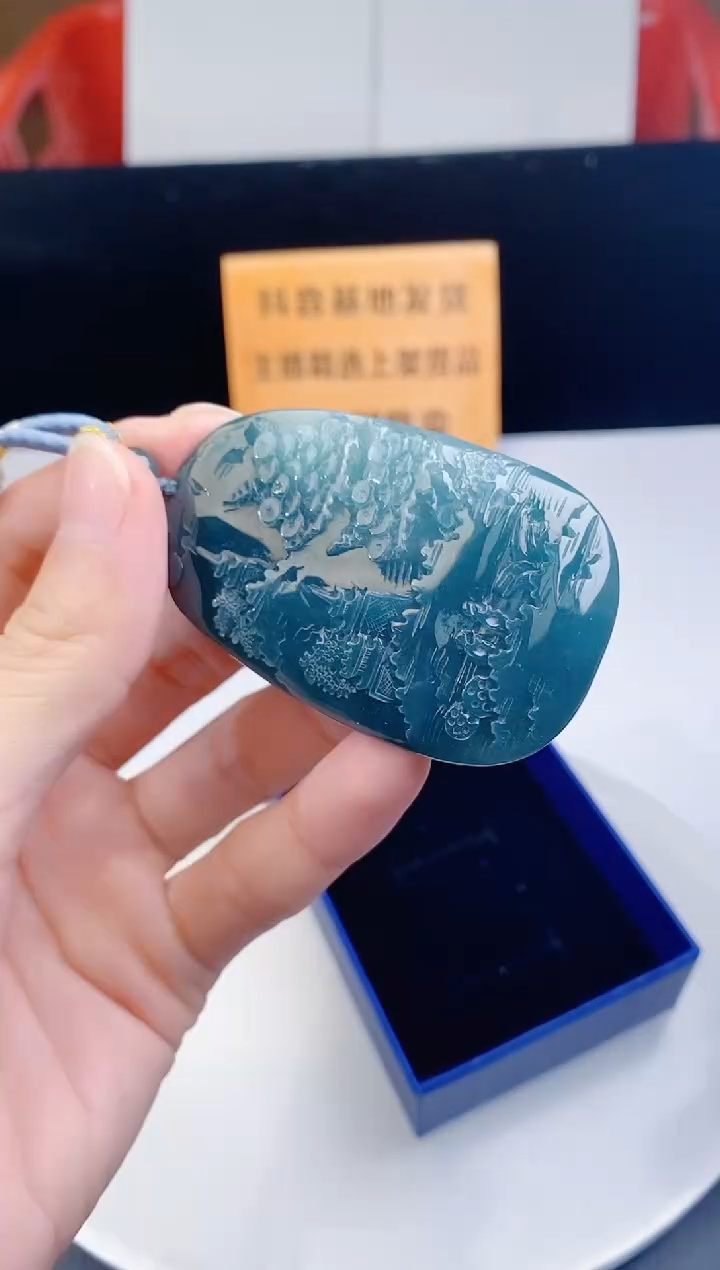 颈饰未镶嵌翡翠   