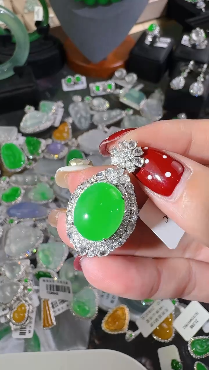 【闪购商品】翡翠颈饰18K金镶嵌蛋面