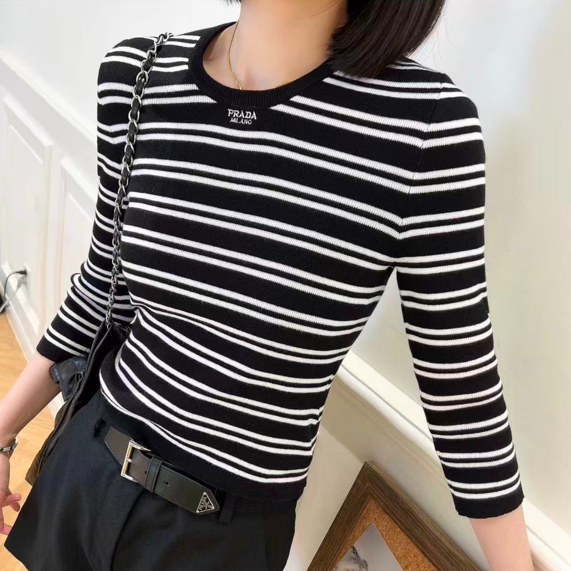 未使用 Prada/普拉达 黑白条纹刺绣logo针织衫
