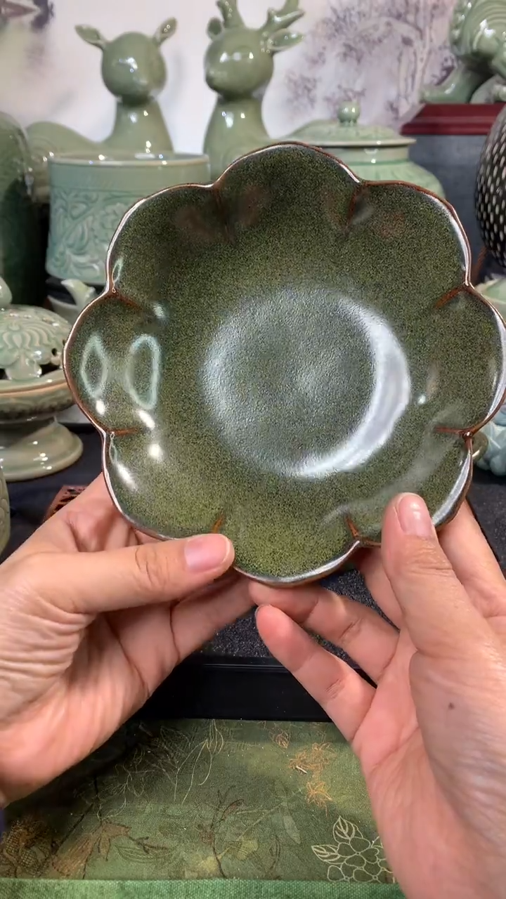 现代耀州窑茶叶沫釉花口盘口径15.5CM一只