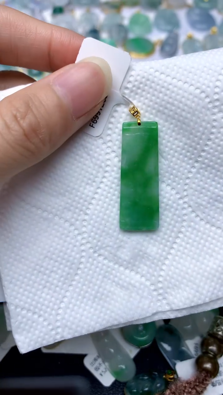 颈饰18K金镶嵌翡翠天然A货翡翠